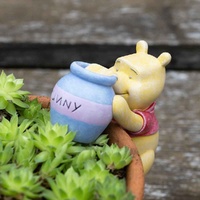 Jardinopia Pot Buddies - Disney Winnie The Pooh Holding Hunny Pot